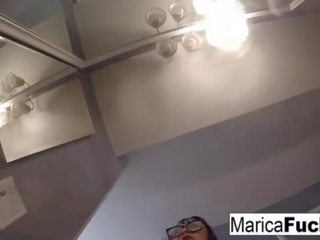 Marica hase į žavingas apatinis trikotažas masturbuoja į as veidrodis