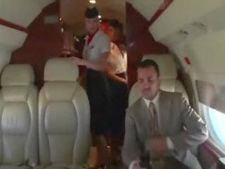 貪欲な stewardesses 吸う 彼らの クライアント ハード くちばし 上の ザ· 平面