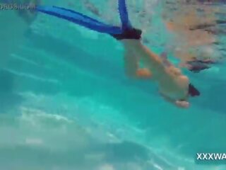 Överlägsen brunett gata flicka godis swims underwater
