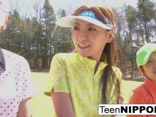 Гарненька азіатська підліток дівчинки грати a гра з роздягання гольф: hd порно 0e
