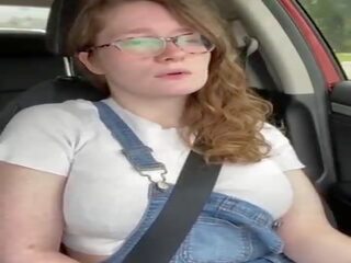 Nerd rural adolescente frotaciones ella misma en su coche
