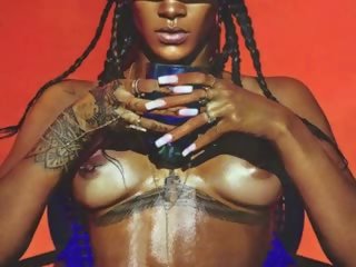 Rihanna 裸体!