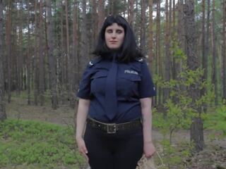 Μαύρος/η assasin vs. policewomen clone