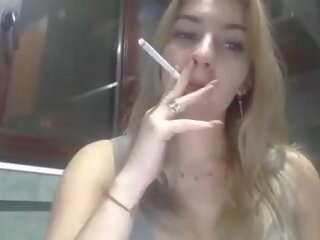 Noseče mlada ženska smokes in poskuša da zapeljitev ji fant