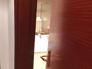 انحرف movs شقراء عشيقة خلال النشوة في الفندق دش