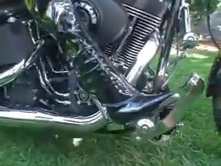 2 babae revving motorcycle sa bota, Libre xxx pelikula ee