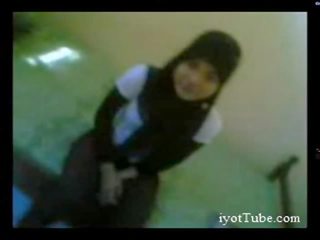 Mysliman adoleshent student në konvikt pjesë 1