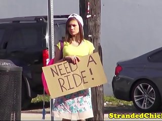 Hitchhiking diva scopata all'aperto su auto