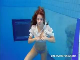 Jolie zuzanna est nage nu en la billard