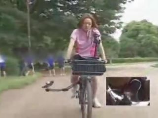 اليابانية فتاة استمنى في حين ركوب الخيل ل specially modified جنس فيلم فيديو دراجة هوائية!