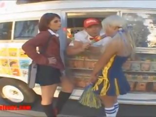 Icecream truck animadora y escuela damisela compartir rabo