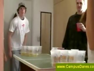 Frekk øl drikking spill ved campus