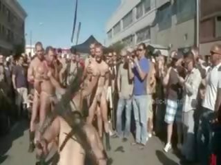 Awam plaza dengan stripped lelaki prepared untuk liar coarse violent gay kumpulan seks filem klip